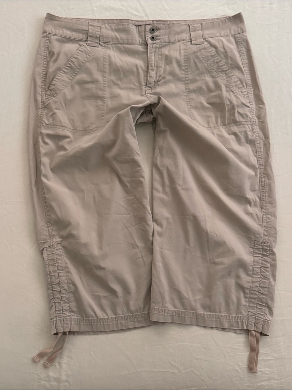 Y2K Gloria Vanderbilt tan cargo capris with adjustable legs and pockets